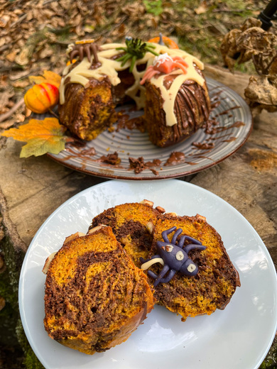 dýňová bábovka rozkrojená, vegan